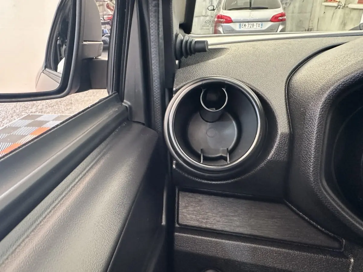 Détail intérieur côté conducteur de l'AIXAM Ambition 0.5 City Pack 2026 bleu, avec rétroviseur caméra visible.