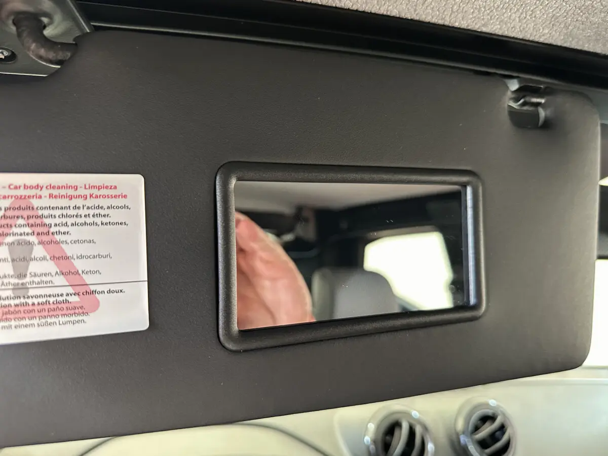 Miroir de courtoisie intégré au pare-soleil côté conducteur de l'AIXAM AMBITION 0.5 CITY PACK bleu, vue intérieure rapprochée.