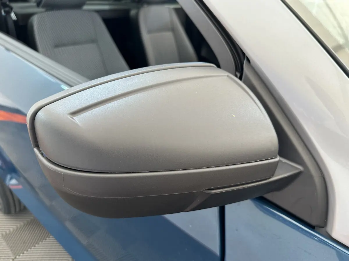 Gros plan sur le rétroviseur extérieur côté gauche avec caméra, sur l'AIXAM AMBITION 0.5 CITY PACK bleu 2026.