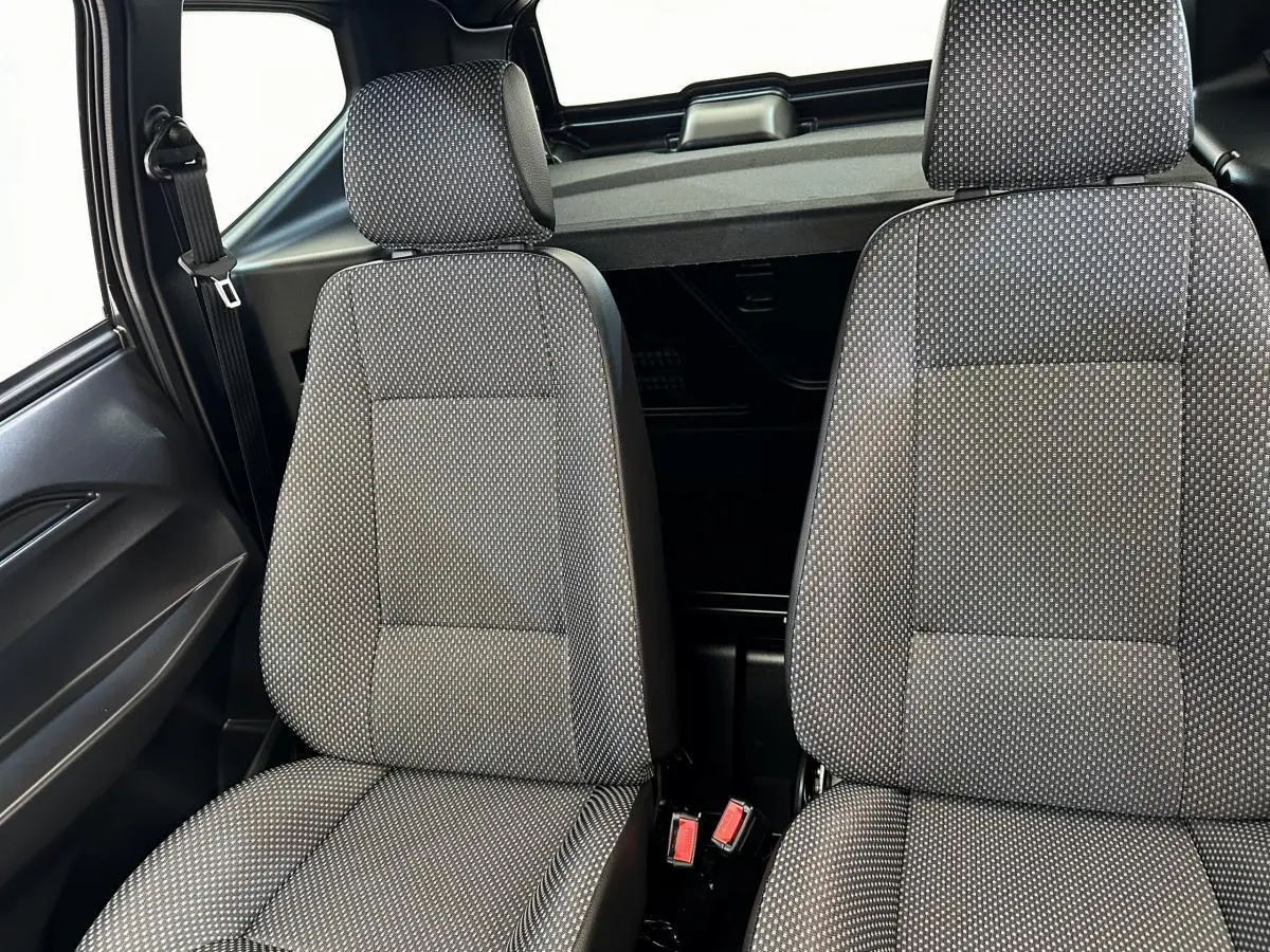 Vue intérieure sur les sièges avant gris à motifs de l’AIXAM AMBITION 0.5 CITY PACK 2026, sans visibilité extérieure.