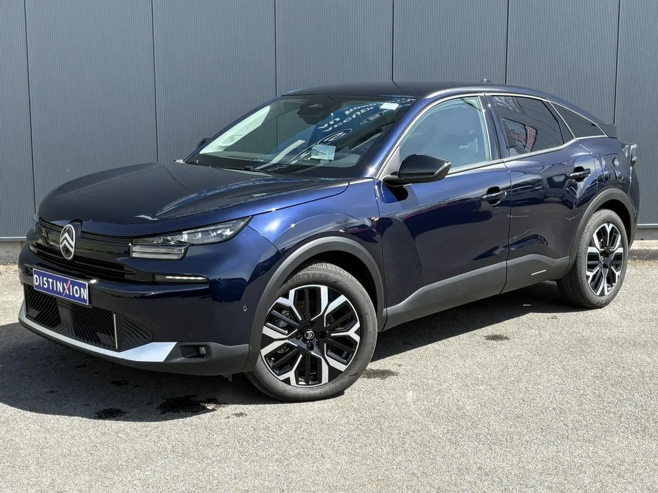 Vue 3/4 avant droite d'une Citroën C4 Hybrid 145 bleu Eclipse avec jantes alliage et phares LED distinctifs.