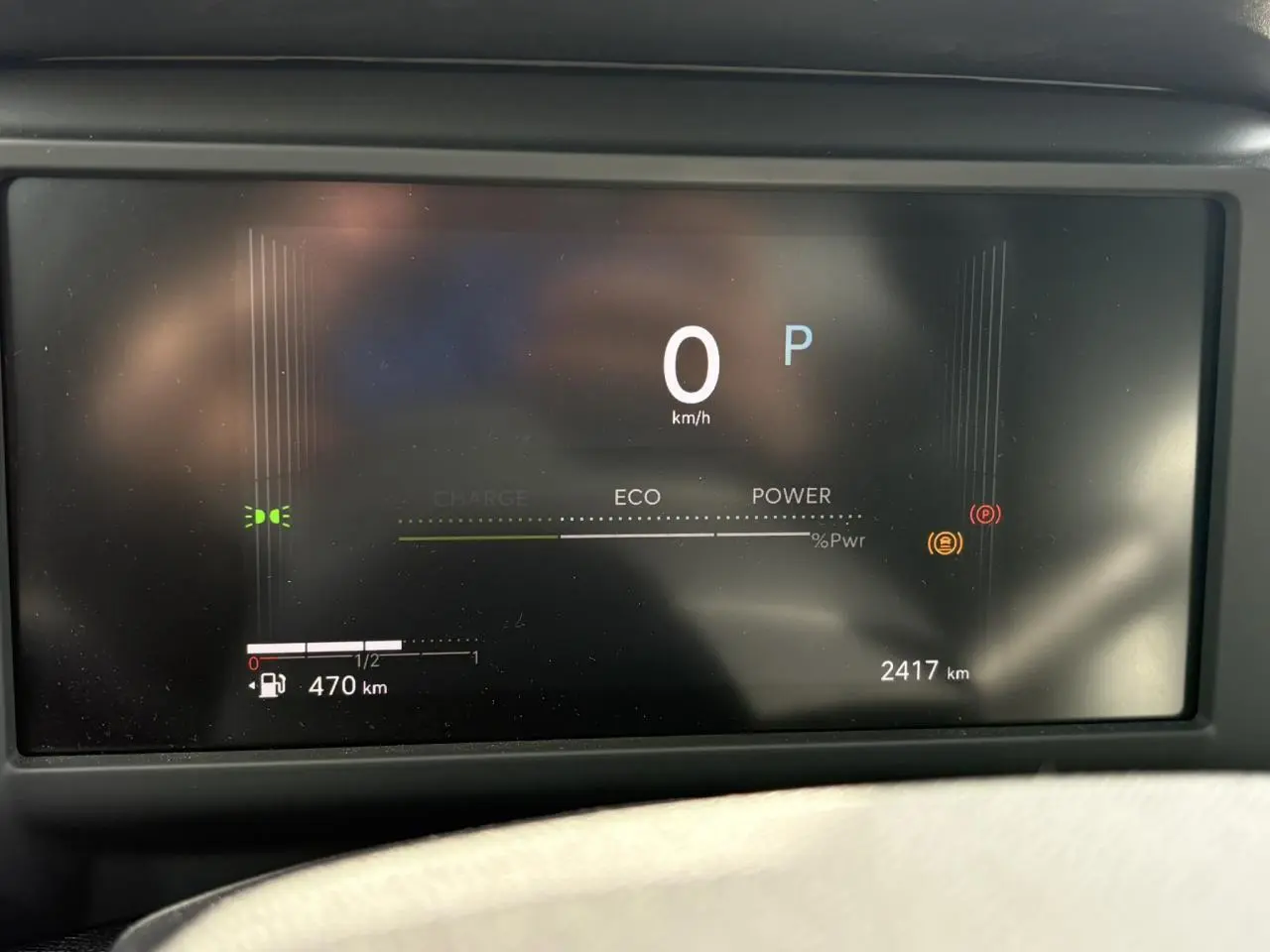 Affichage numérique du tableau de bord de la Citroën C4 Hybrid 145, montrant vitesse à 0 km/h et autonomie 470 km.