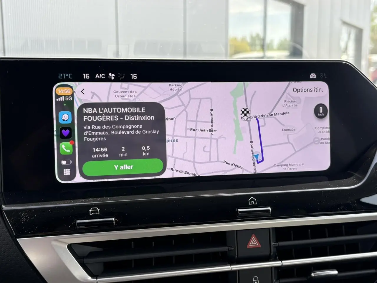 Écran tactile central du tableau de bord de la Citroën C4 Hybrid 2025 affichant la navigation GPS en mode itinéraire.