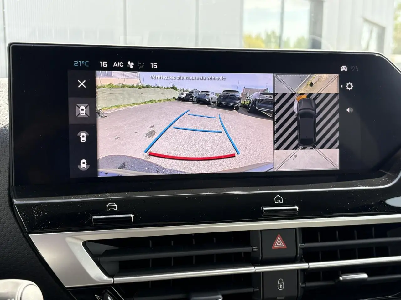Écran tactile de la Citroën C4 Hybrid 145 en bleu Eclipse montrant la caméra 360° et l’aide au stationnement arrière.