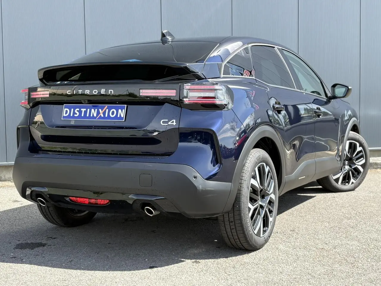 Vue 3/4 arrière droite d'une Citroën C4 Hybrid 145 bleu Eclipse avec feux LED et jantes alliage 18 pouces.