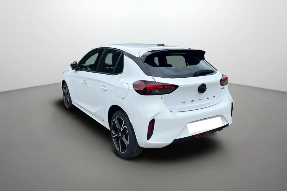 Vue 3/4 arrière droite d'une Opel Corsa Hybrid 110 e-dct6 blanc kontur avec jantes alu 17 pouces et toit noir.