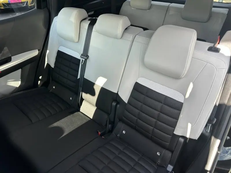Vue intérieure des sièges arrière bicolores noirs et gris du Citroën C3 Aircross 2026, côté droit.