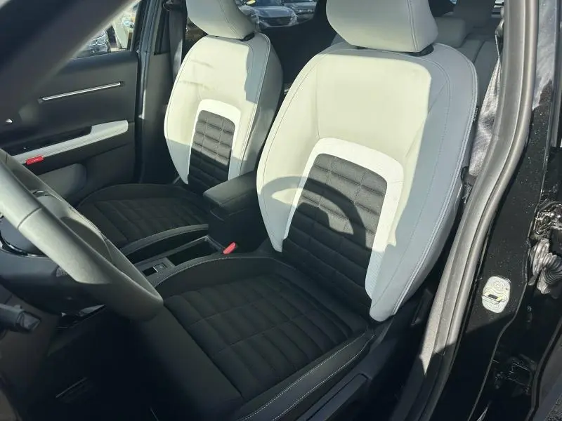 Vue intérieure côté conducteur montrant les sièges avant bicolores noir et gris du Citroën C3 Aircross 2026.