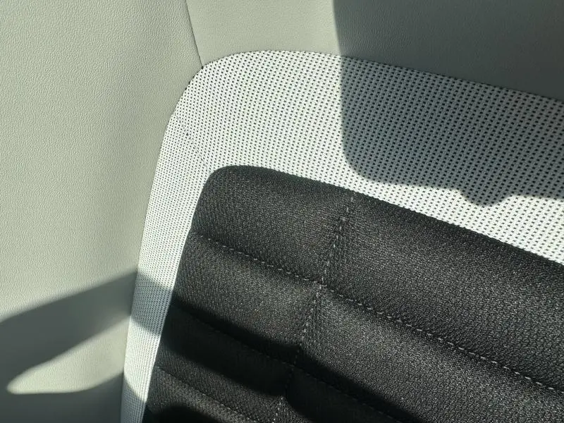 Détail du tissu de siège arrière noir et gris clair du Citroën C3 Aircross 2026, avec texture et couture visibles.