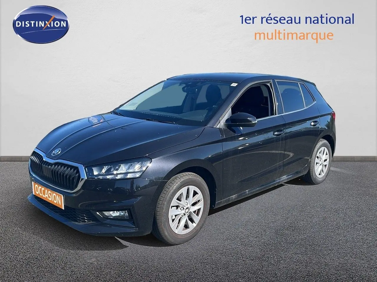 Vue 3/4 avant d'une Skoda Fabia 2025 noire métallisée avec jantes alliage et calandre chromée visible sur fond neutre.