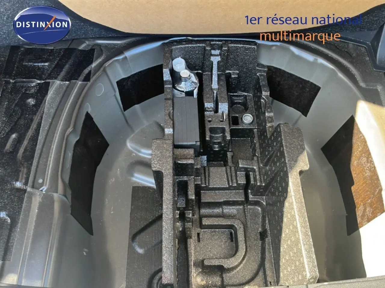 Coffre ouvert montrant le rangement pour roue de secours et outils sur une Skoda Fabia noir magique métal.