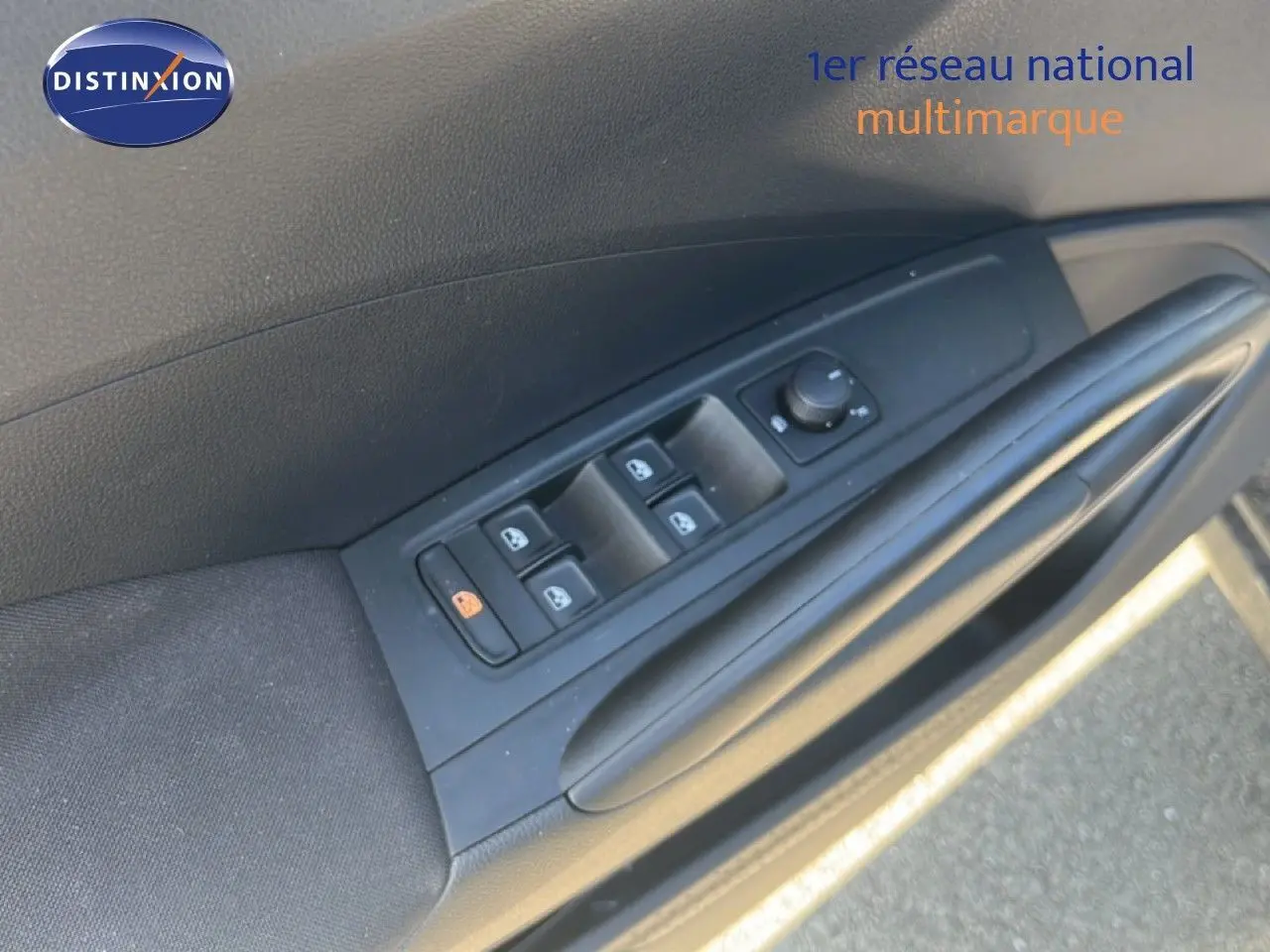 Gros plan sur la commande des vitres électriques côté conducteur d'une Skoda Fabia 2025 noir magique métal.