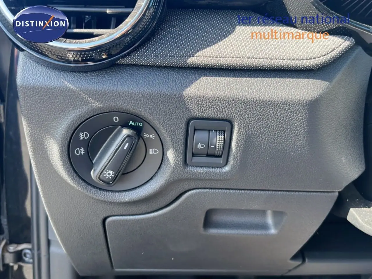 Détail du tableau de bord côté gauche avec commande des phares sur Skoda Fabia noir magique métal 2025.