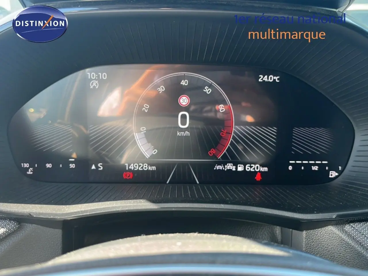 Tableau de bord numérique de la Skoda Fabia 2025, affichage vitesse et informations à 0 km/h, vue frontale intérieure.