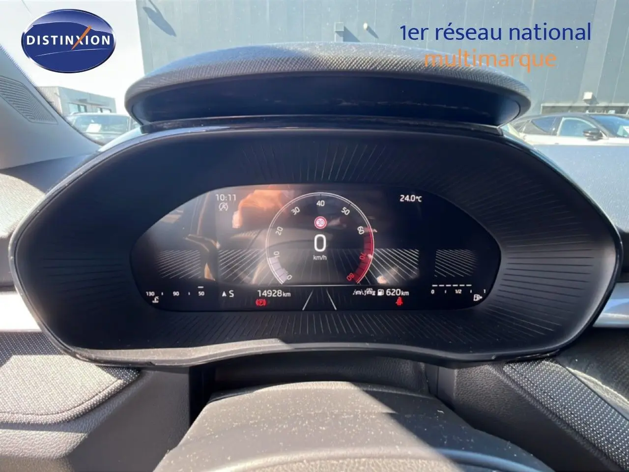 Vue rapprochée du tableau de bord numérique de la Skoda Fabia 2025 en noir magique métal, affichant 14 928 km.