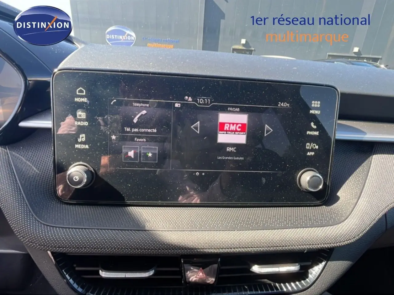 Écran tactile central du tableau de bord de la Skoda Fabia 2025 noir magique, affichant la radio RMC.