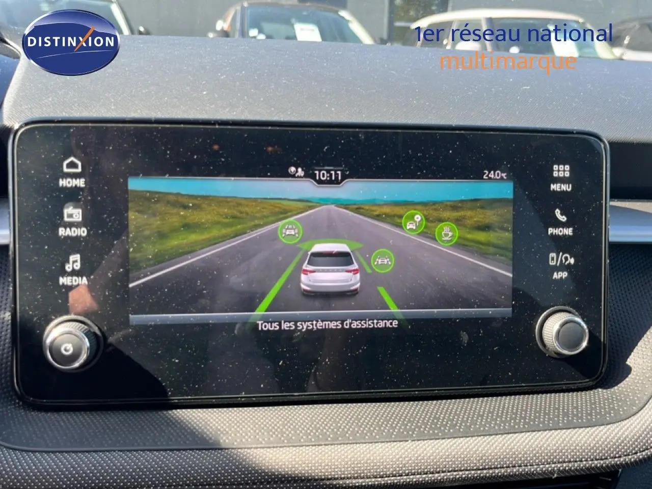 Écran central de la Skoda Fabia 2025 montrant les systèmes d’assistance, intérieur avec tableau de bord noir.