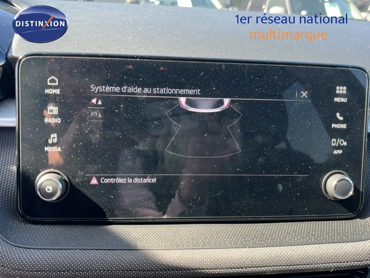 Écran tactile du système d'aide au stationnement dans une Skoda Fabia 2025, finition noire, vue intérieure centrale.