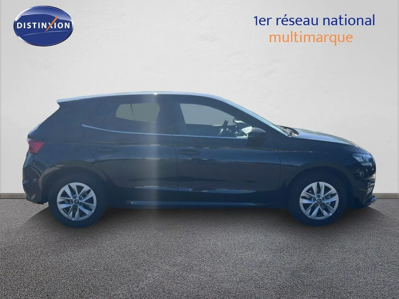 Profil droit d'une Skoda Fabia 2025 noir magique métal, avec jantes alliage 15 pouces et lignes épurées.