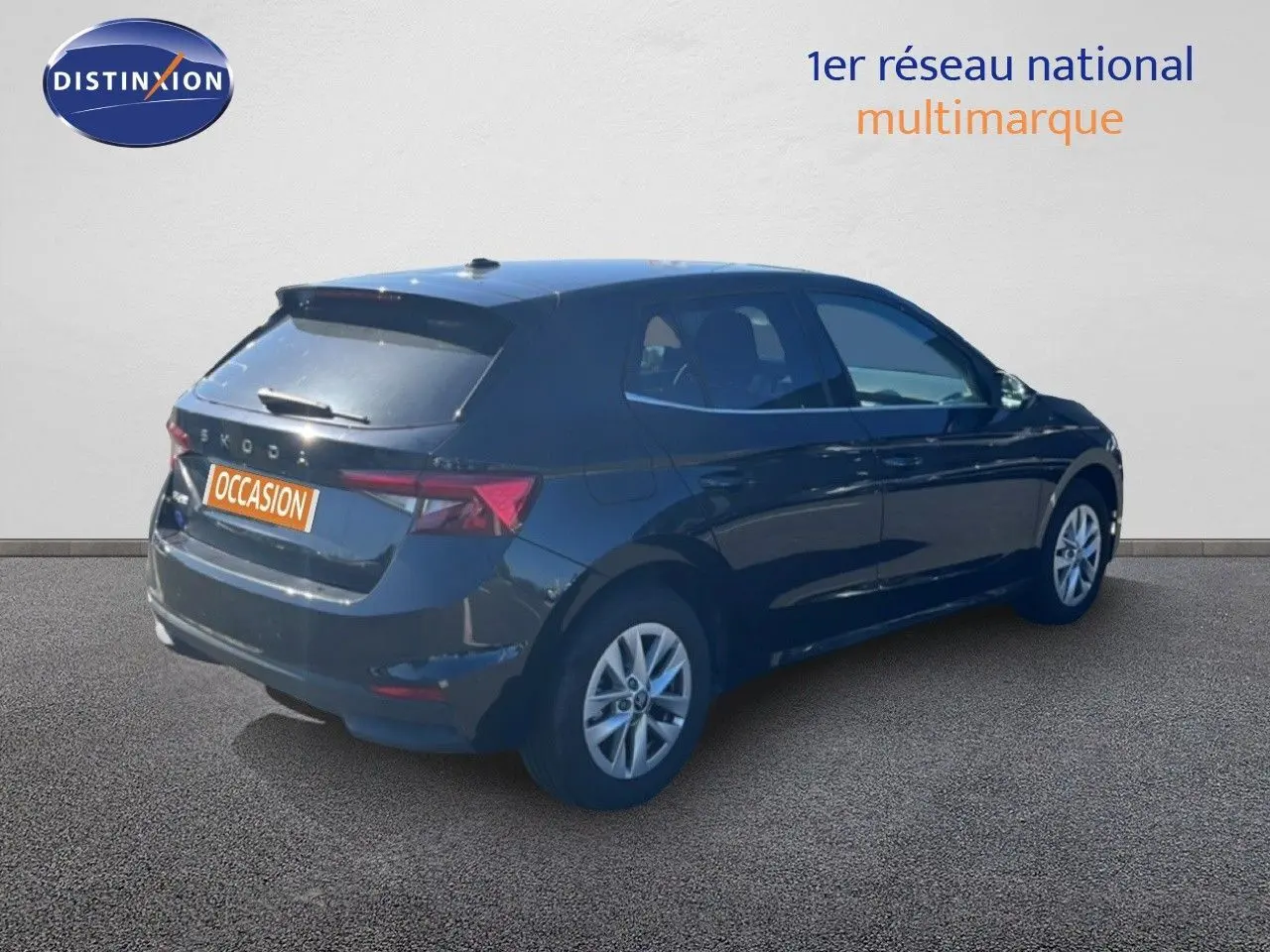 Vue 3/4 arrière droite d'une Skoda Fabia noire métal 2025 avec jantes alliage et feux LED distinctifs.