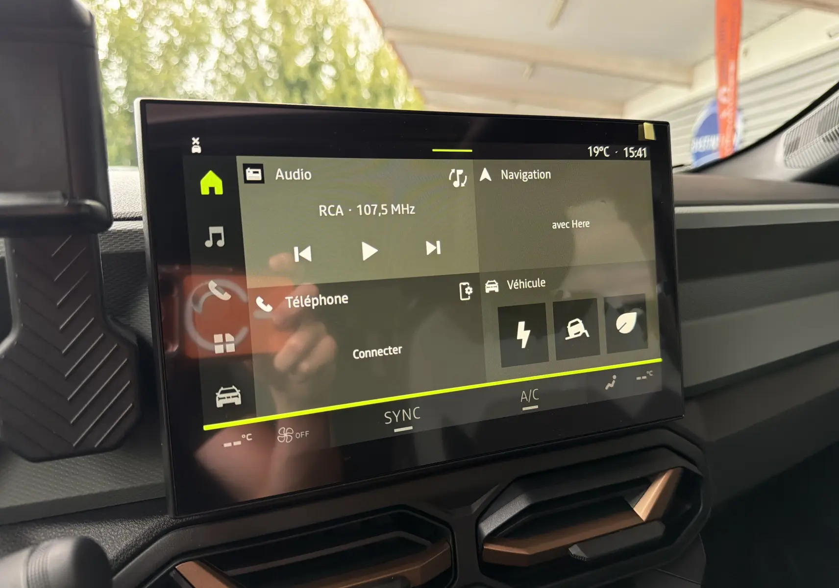 Écran tactile multimédia 10 pouces du Dacia Bigster Hybrid 155, vue intérieure du tableau de bord.