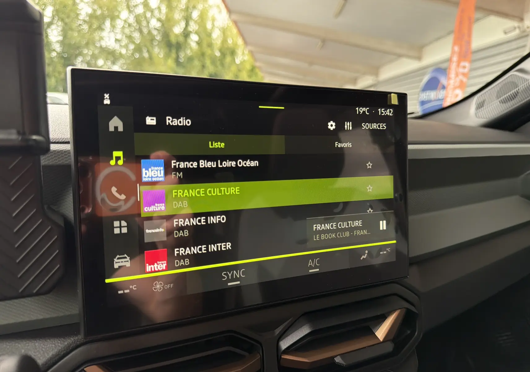 Écran tactile multimédia 10 pouces du Dacia Bigster Hybrid 155, affichant la liste des radios en intérieur.