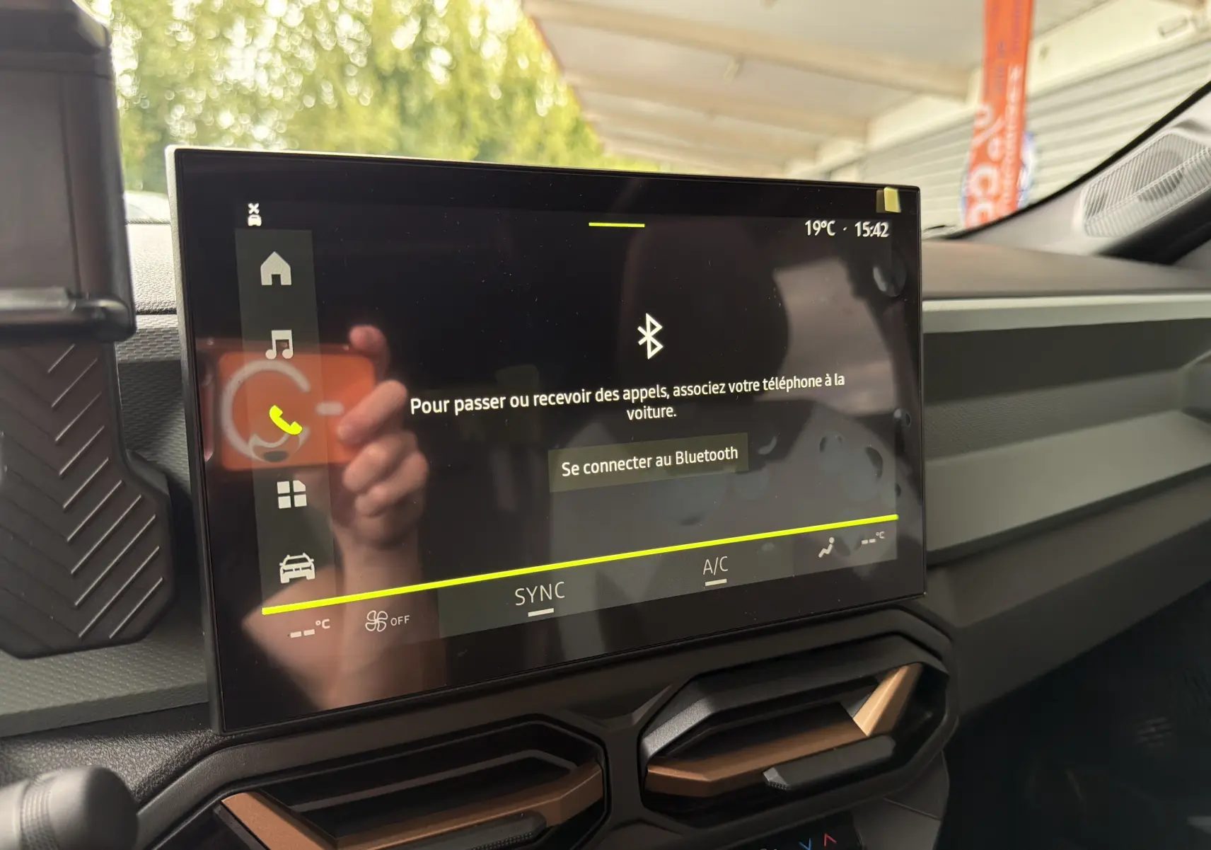 Écran tactile multimédia 10 pouces du tableau de bord du Dacia Bigster Hybrid 155, intérieur moderne et épuré.