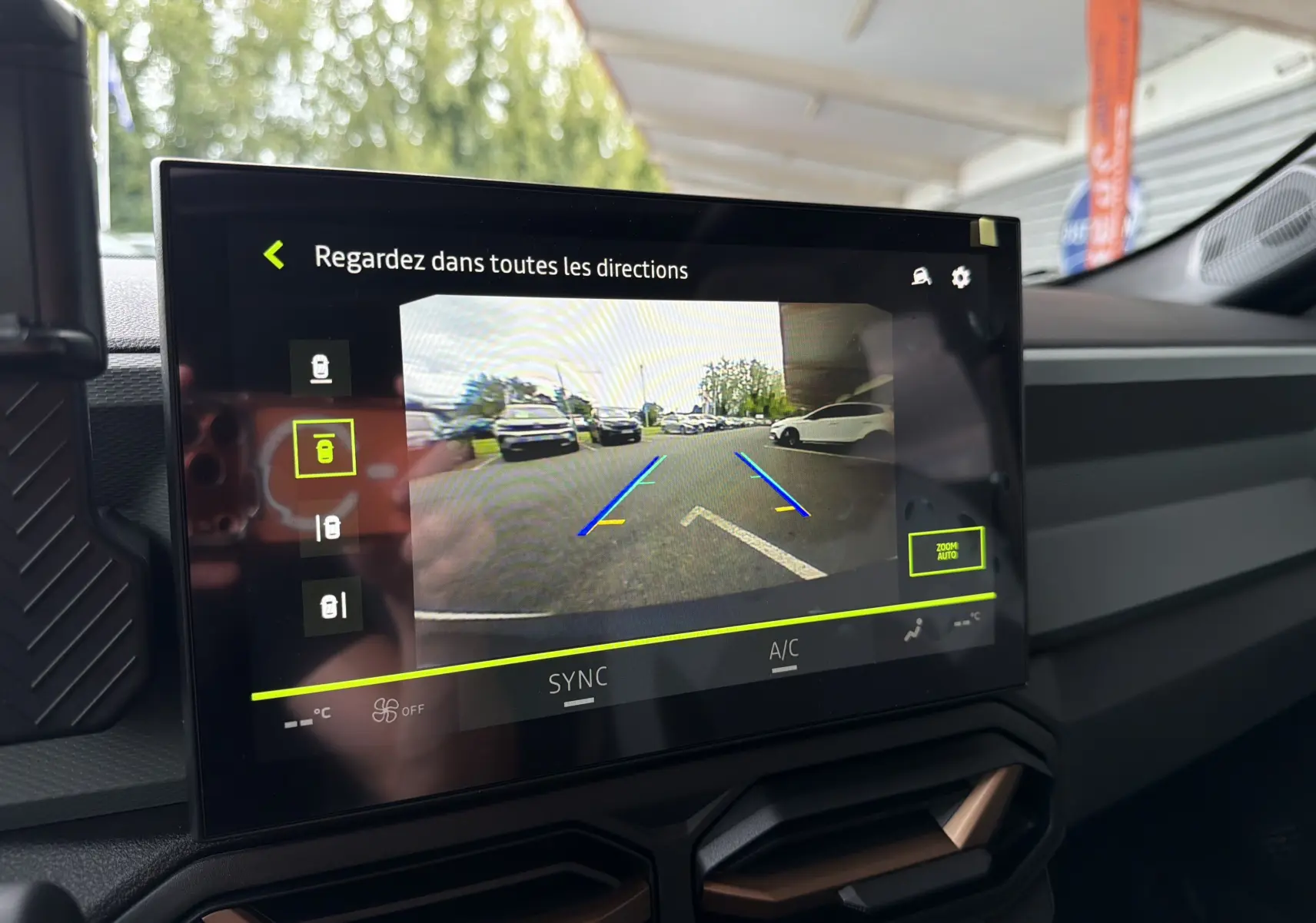 Écran tactile intérieur du Dacia Bigster Hybrid 155 Extreme montrant la caméra de recul avec vue arrière du parking.