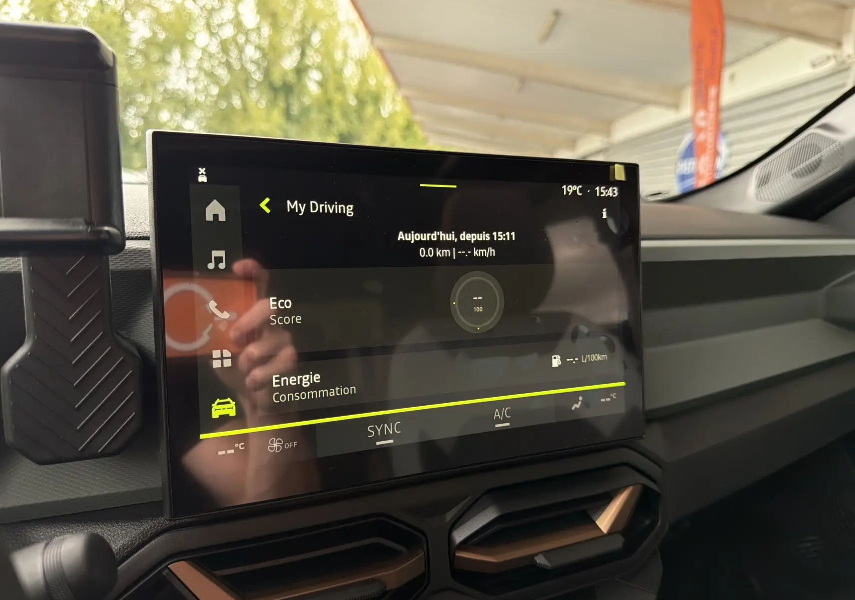 Écran tactile central du tableau de bord du Dacia Bigster Hybrid 155, vue intérieure côté passager.