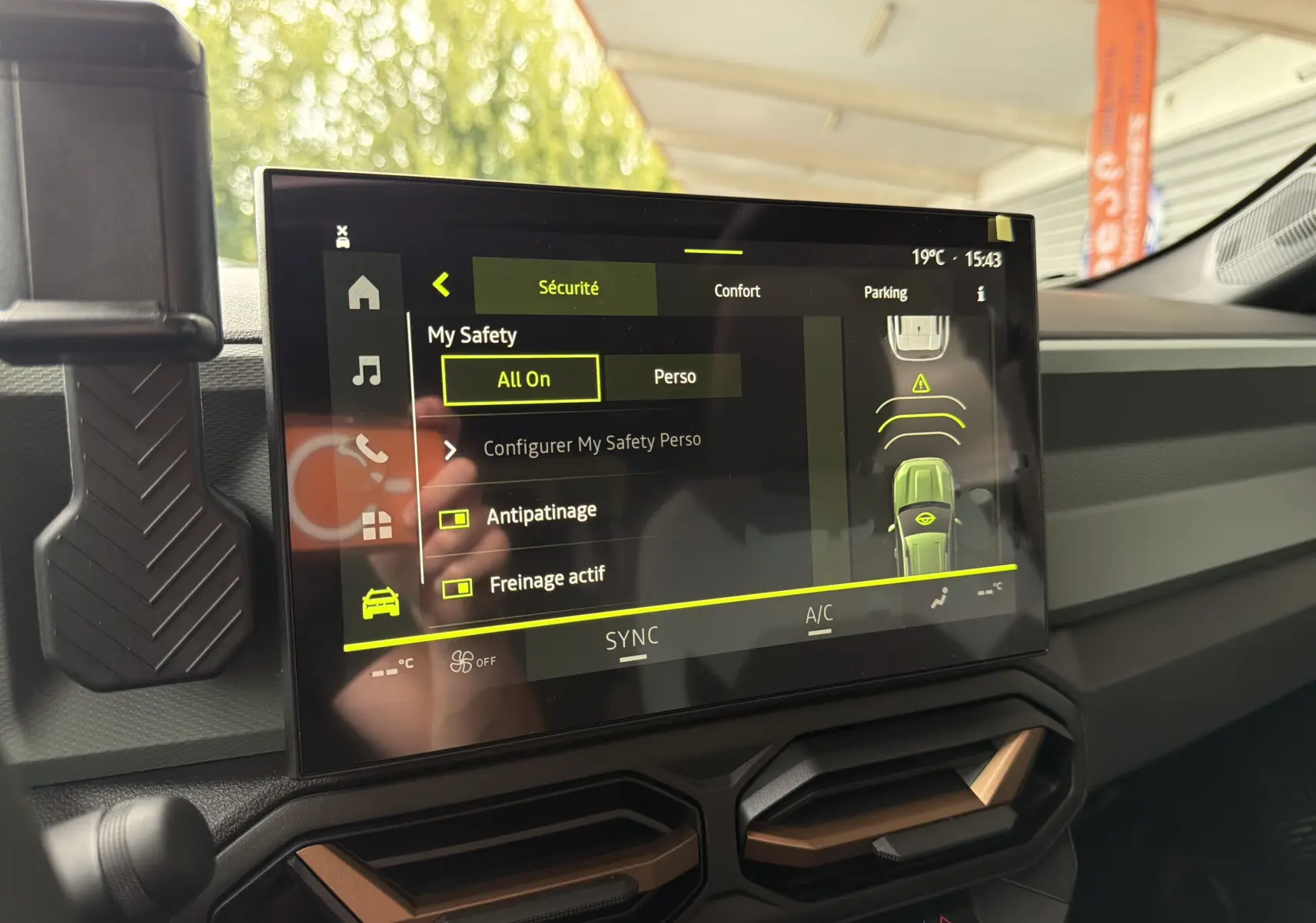 Écran tactile 10 pouces du tableau de bord du Dacia Bigster Hybrid 155 Extreme affichant les réglages de sécurité.
