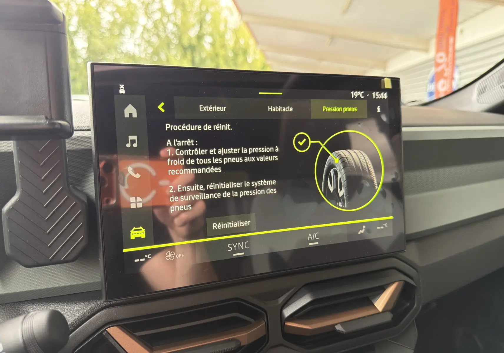 Écran tactile intérieur du DACIA BIGSTER Hybrid 155 Extreme affichant la procédure de réinitialisation de la pression des pneus.