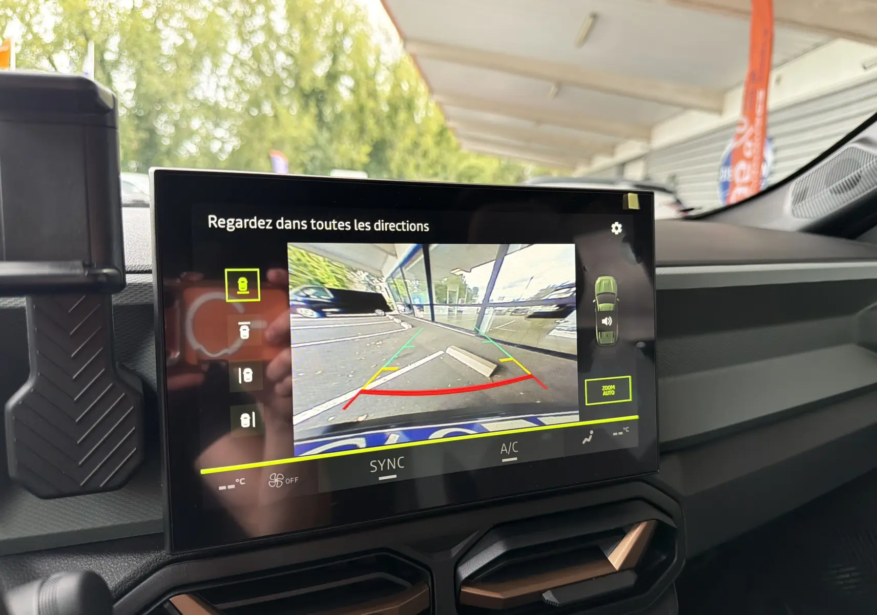 Écran tactile intérieur montrant la caméra de recul du Dacia Bigster Hybrid 155 Extreme bleu indigo, vue arrière.