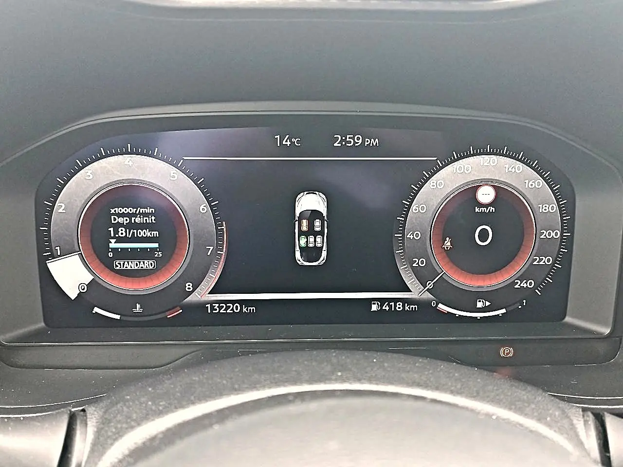 Tableau de bord numérique du Nissan Juke 2025 affichant compte-tours, vitesse, autonomie et température extérieure.