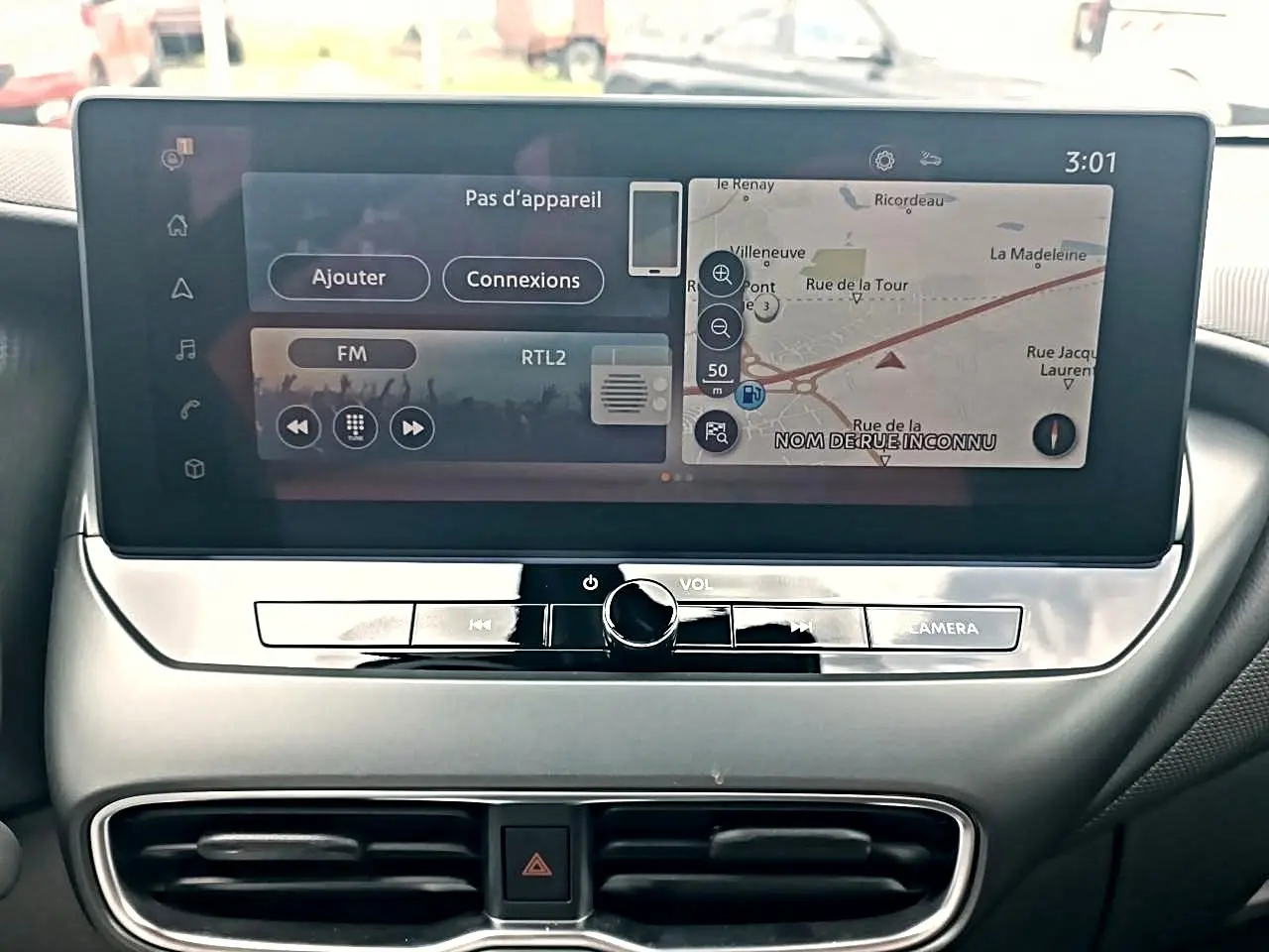Écran tactile central du tableau de bord du Nissan Juke 2025 affichant navigation et radio FM.