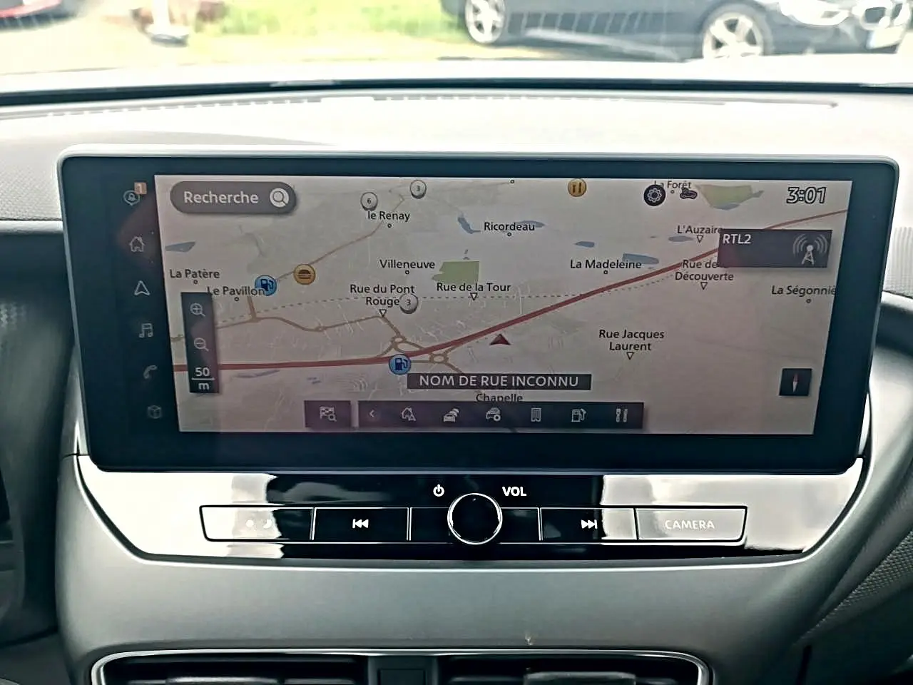 Écran tactile central du tableau de bord du Nissan Juke gris 2025 affichant la navigation GPS.
