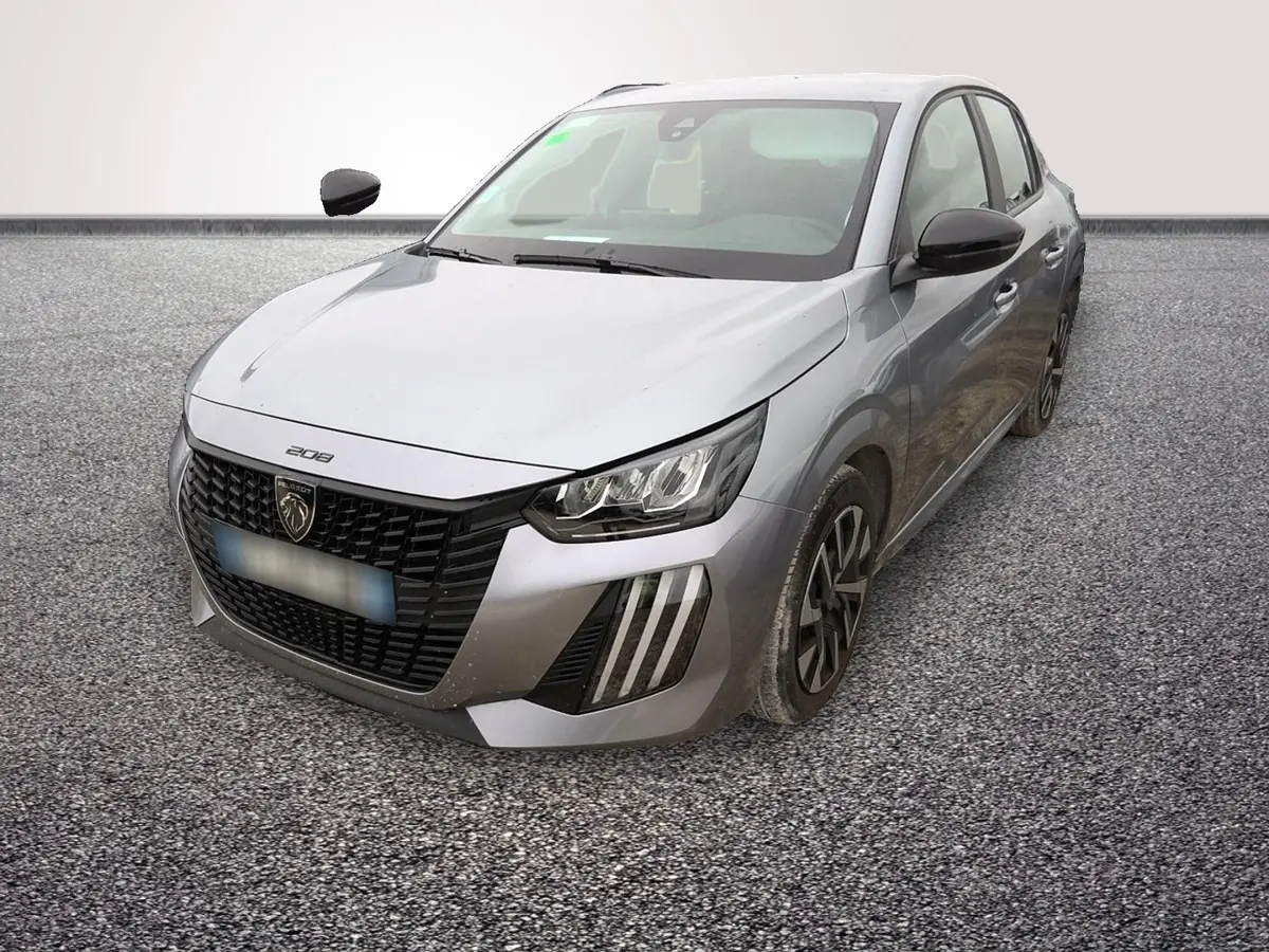 Peugeot 208 gris clair vue 3/4 avant droit, avec calandre noire et feux LED distinctifs en forme de griffes.