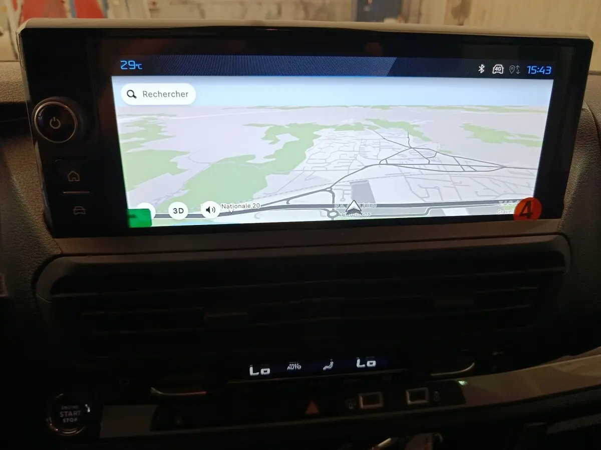 Écran tactile du système de navigation du Peugeot Expert Fourgon XL Diesel 2026, affichage carte GPS en intérieur.