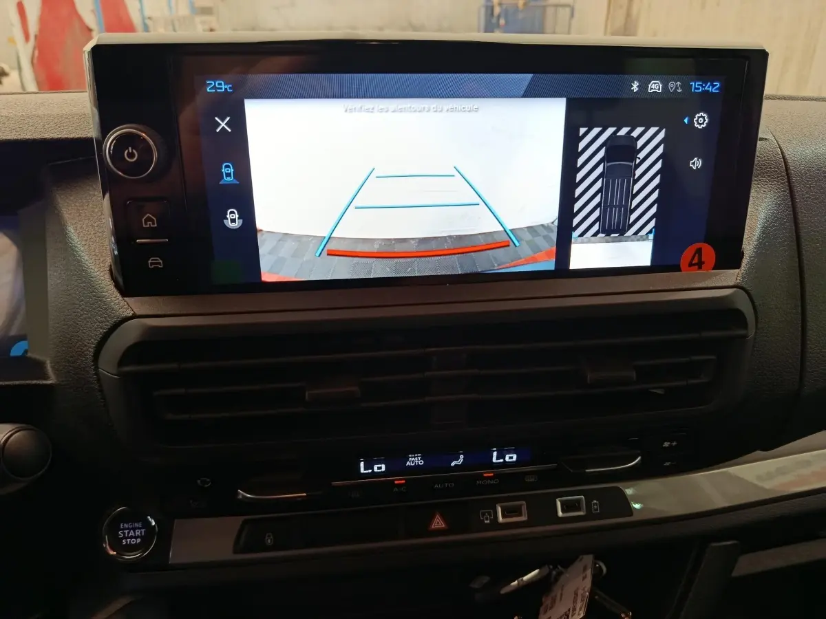 Écran tactile intérieur du Peugeot Expert Fourgon XL noir 2026 montrant la caméra de recul et l'aide au stationnement.