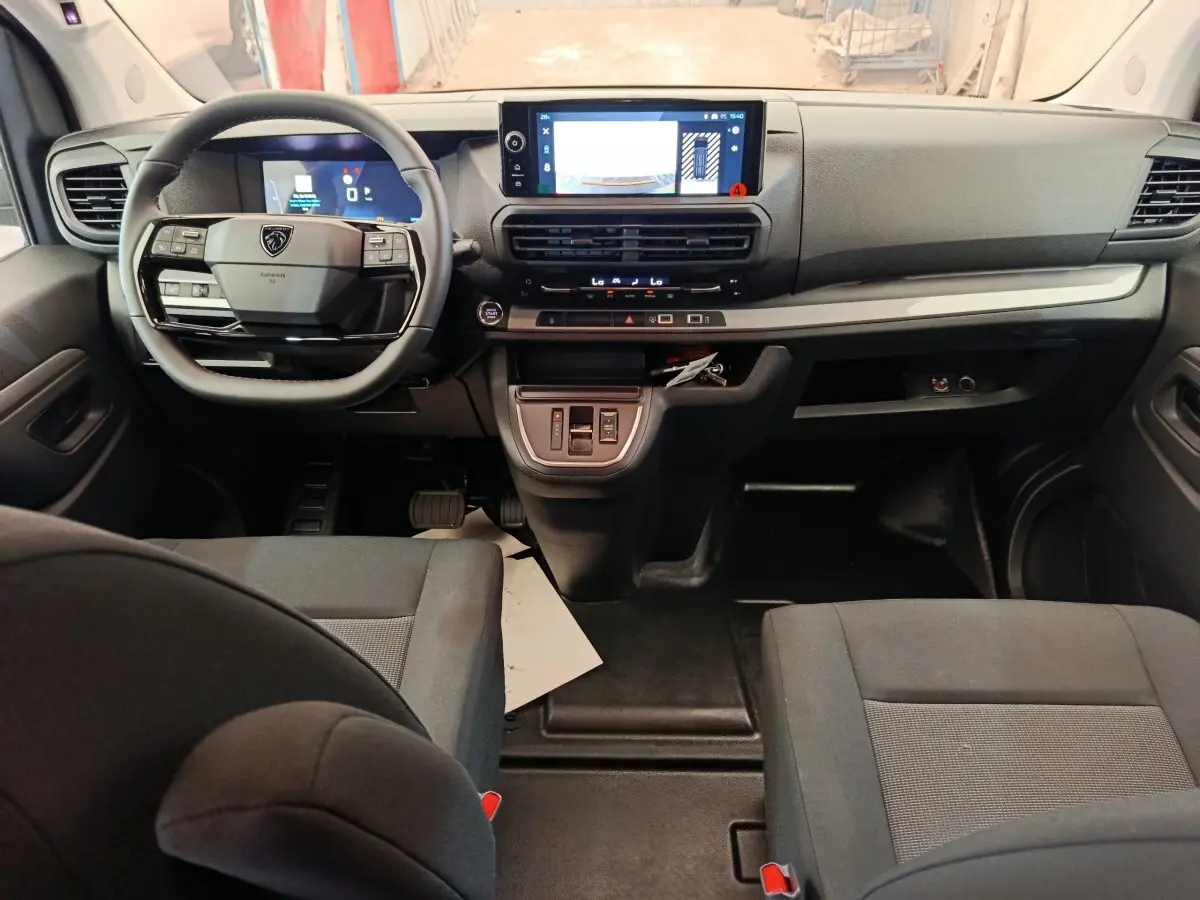 Vue intérieure avant du Peugeot Expert Fourgon XL Diesel 2026, tableau de bord moderne avec écran tactile et volant multifonction noir.