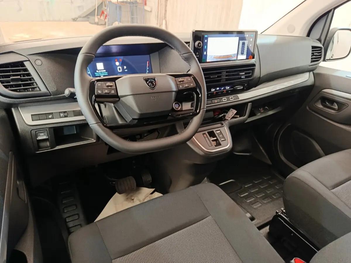 Vue intérieure côté conducteur du tableau de bord et volant du Peugeot Expert Fourgon XL noir avec écran tactile et commandes intégrées.