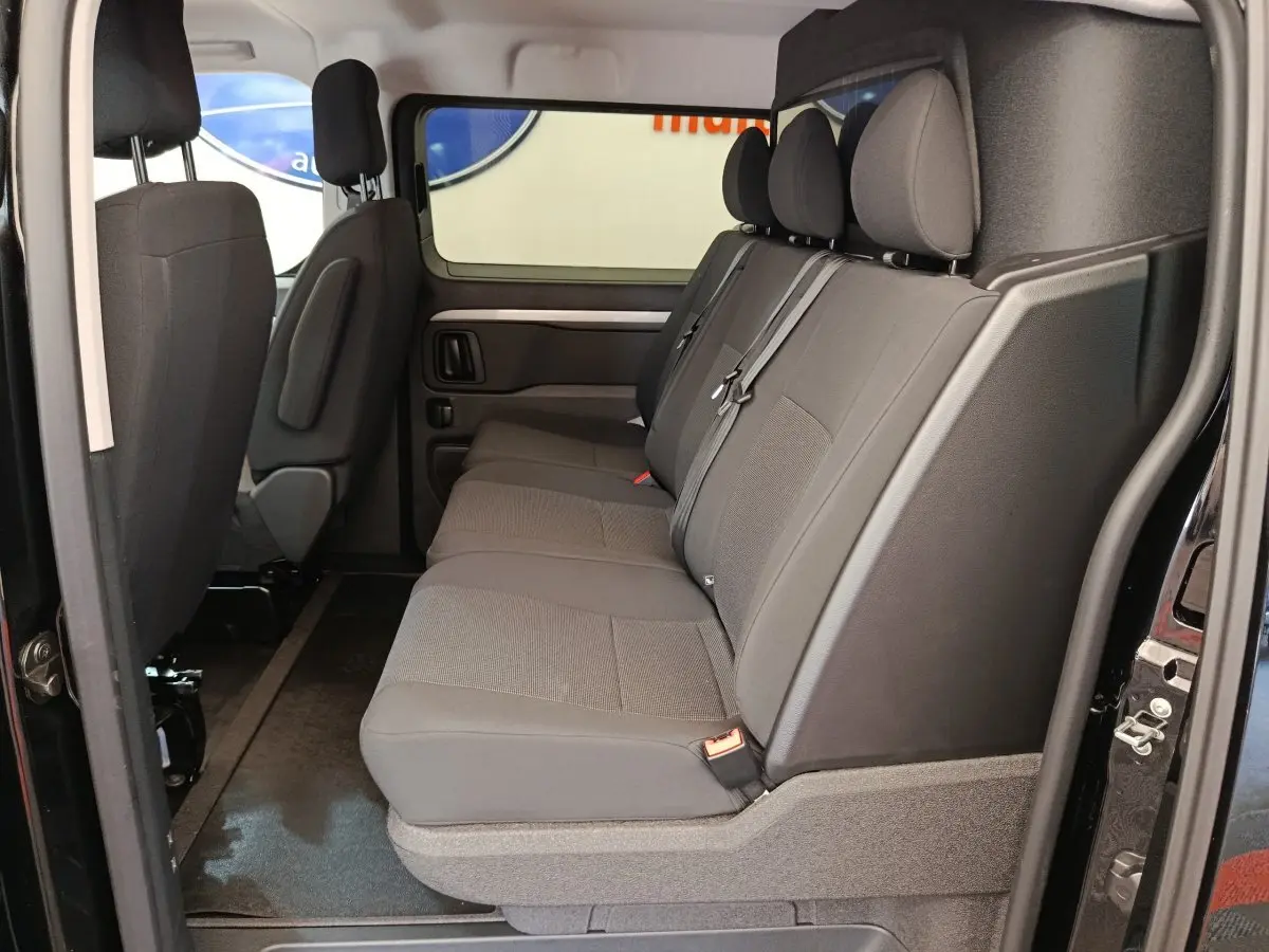 Vue latérale intérieure du Peugeot Expert Fourgon XL noir, montrant la banquette arrière 3 places en tissu gris.