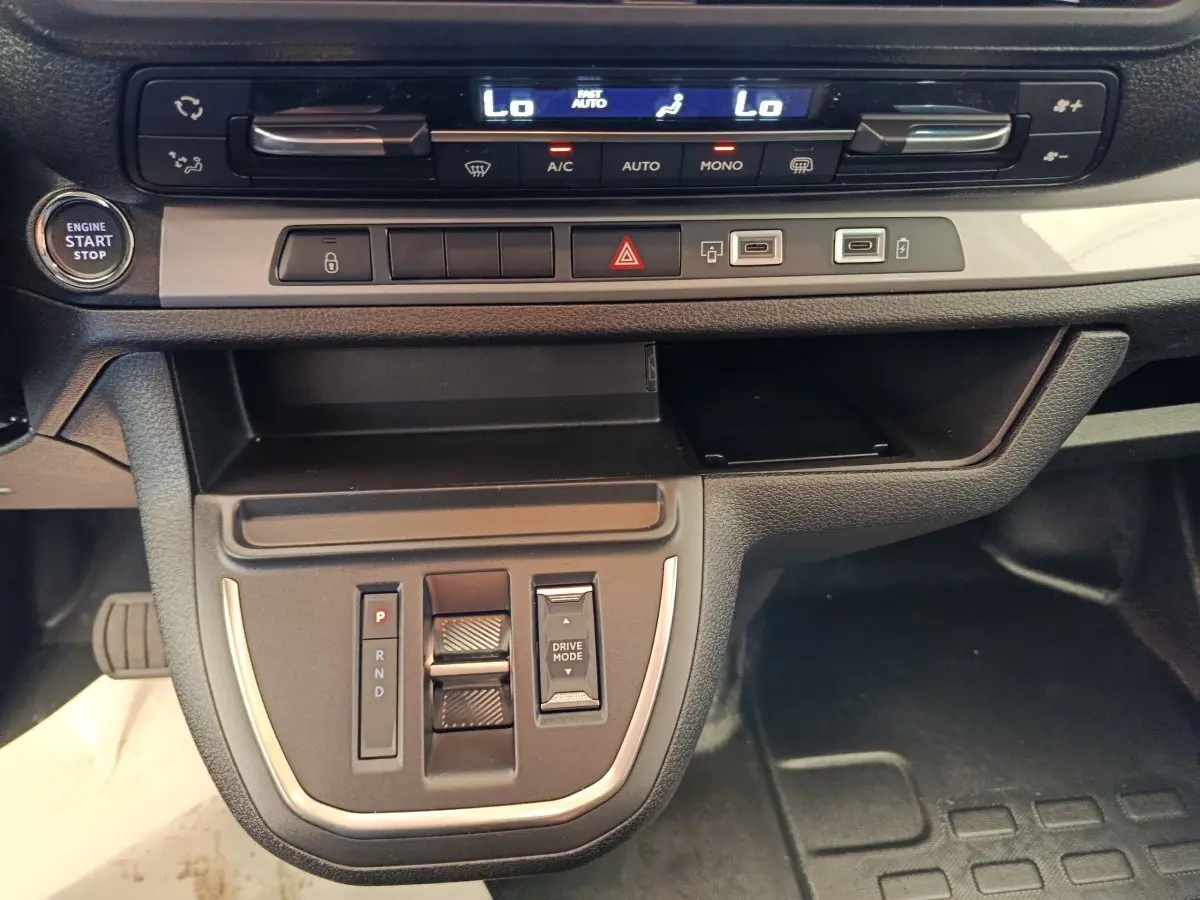 Vue rapprochée du tableau de bord noir du Peugeot Expert Fourgon XL Diesel 2026, avec commandes de climatisation et boîte automatique.