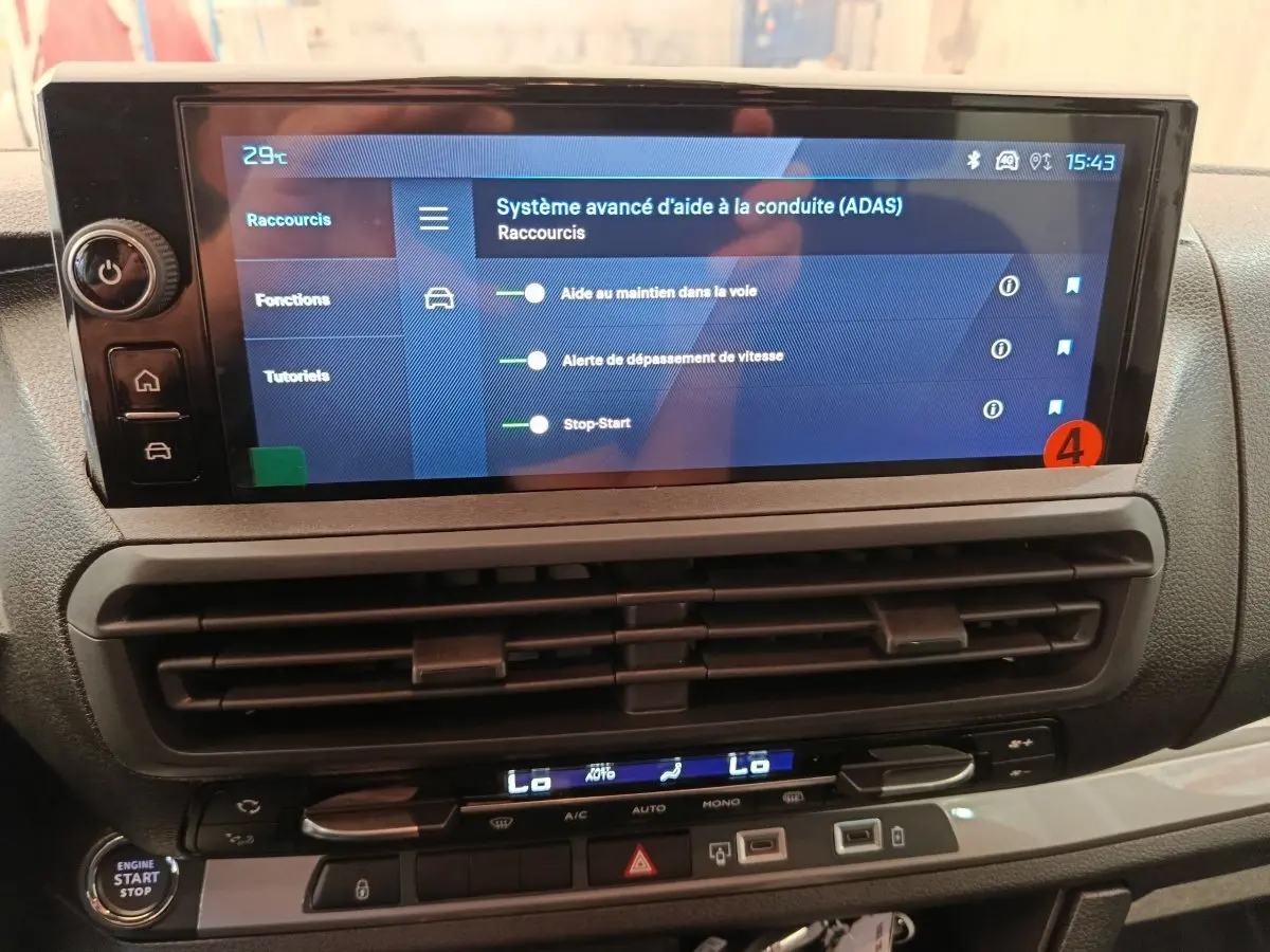 Vue rapprochée de l'écran tactile central du Peugeot Expert Fourgon XL noir, affichant le système d'aide à la conduite.