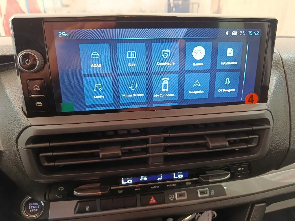 Écran tactile central du Peugeot Expert Fourgon XL Diesel 2026 avec commandes climatisation et bouton start/stop.