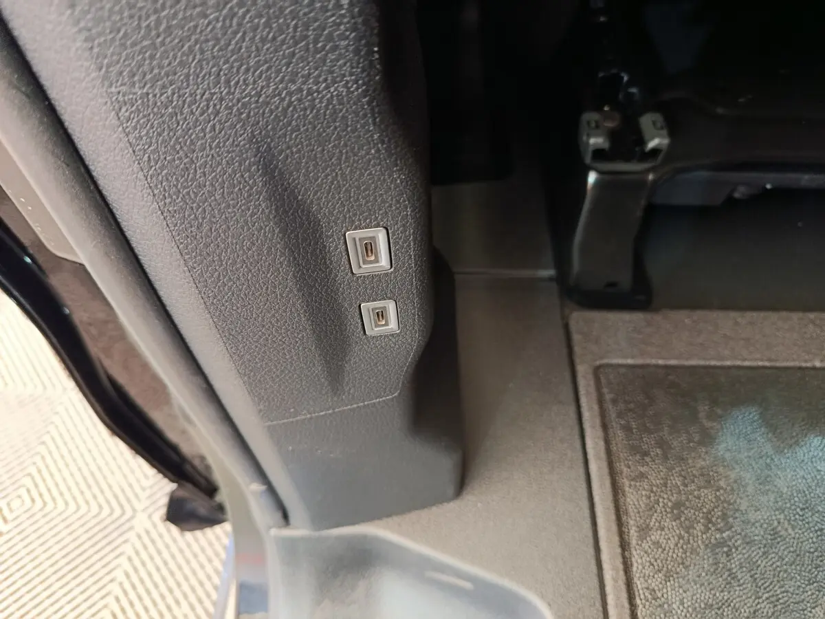 Gros plan sur les ports USB situés à côté du siège arrière du Peugeot Expert Fourgon XL noir.