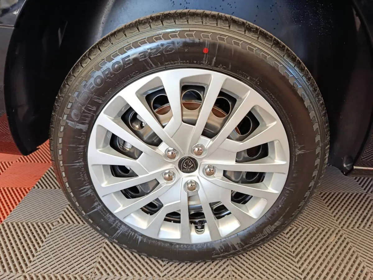 Gros plan sur la roue avant gauche du Peugeot Expert Fourgon XL noir, mettant en valeur la jante argentée et le pneu.