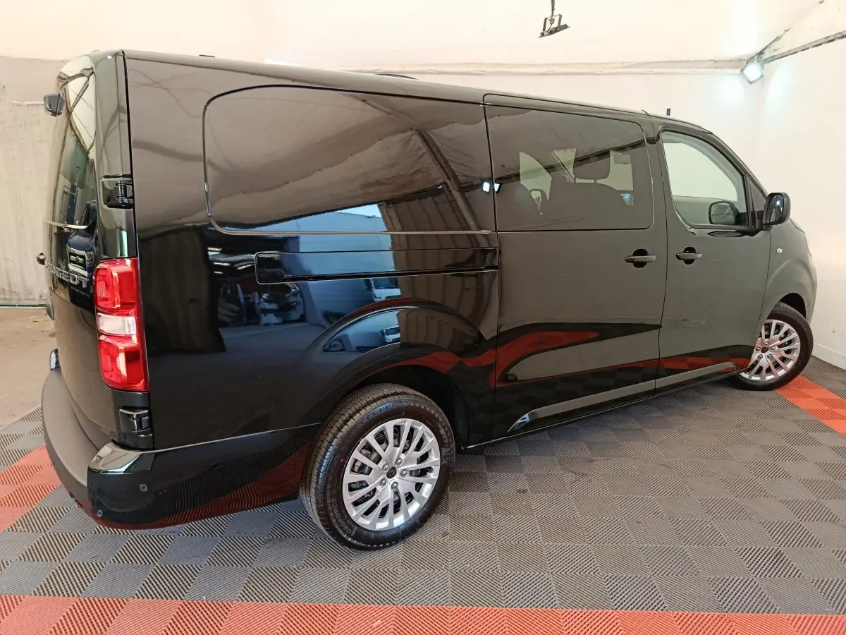 Vue 3/4 arrière droite du Peugeot Expert Fourgon XL noir, avec vitres latérales teintées et jantes alliage visibles.