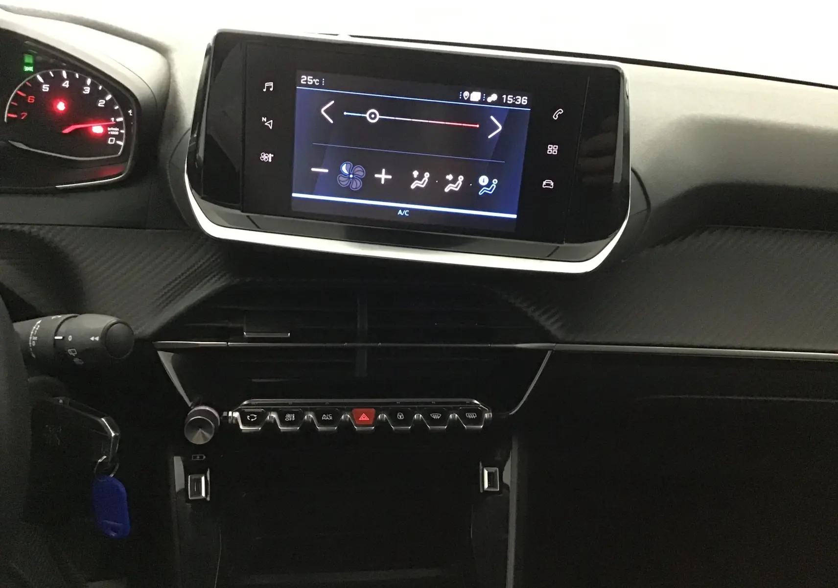 Vue intérieure centrée sur l'écran tactile et la console de la Peugeot 208 noire, version 1.2 PureTech 100 Style GPS 2022.