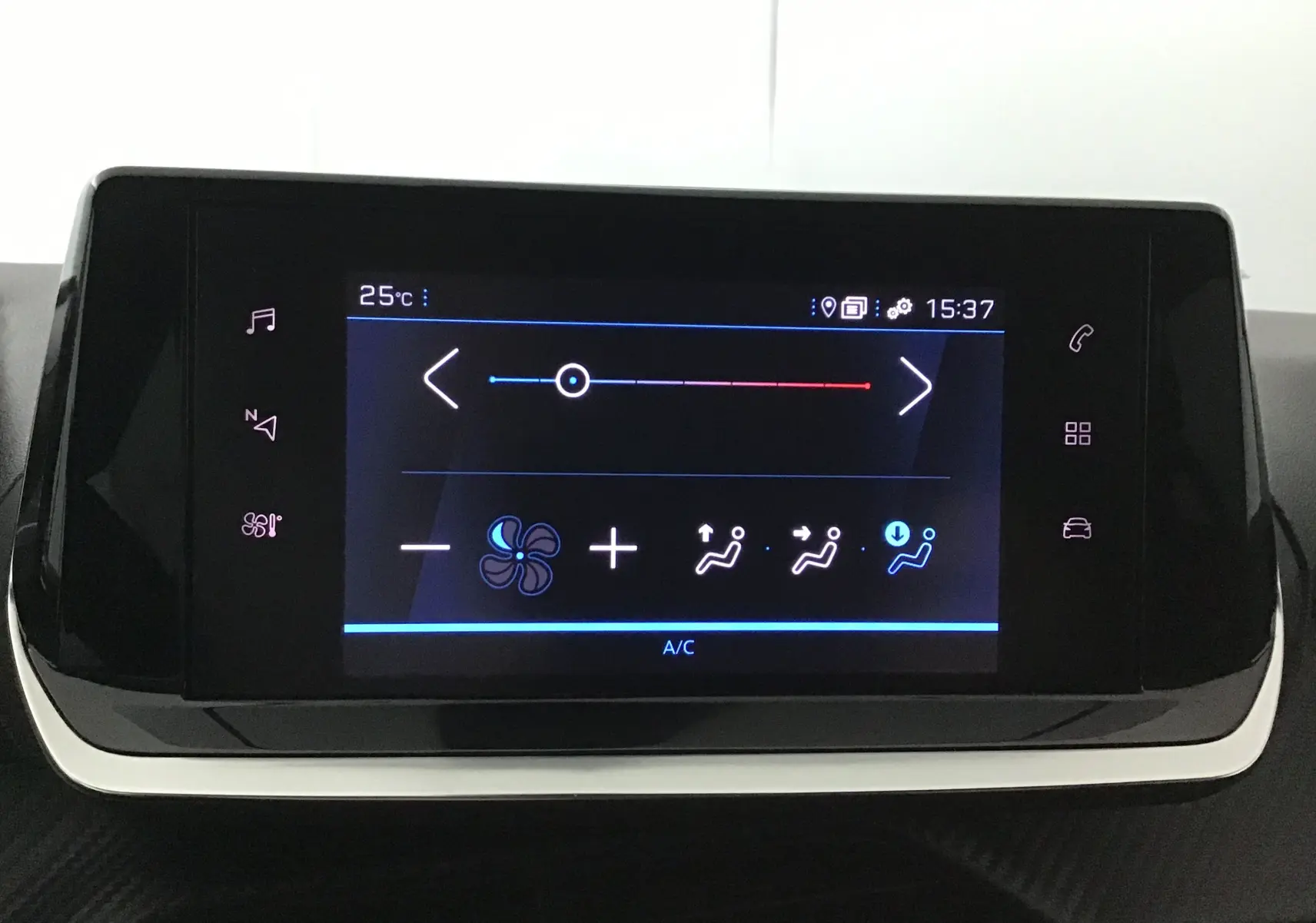 Écran tactile central de la Peugeot 208 noire 2022 affichant les réglages de climatisation et ventilation.