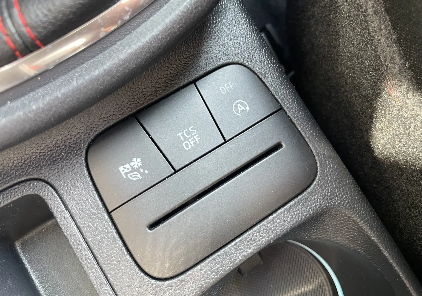 Gros plan sur les boutons de commande au centre de la console d'une Ford Puma rouge de 2021, version 1.0I 125 MHEV ECOBOOST.